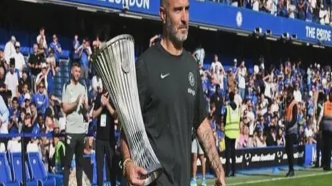 曼联欧联杯八分之一决赛横扫皇家社会，B费帽子戏法照耀老特拉福德